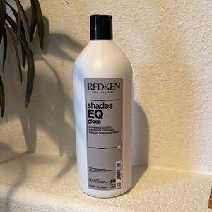 Redken Shades EQ Gloss 33.8 fl oz processing solution.